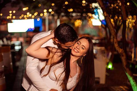 As melhores ideias e inspirações criativas de fotos para ensaio pré wedding na Hamburgueria e Bar Johnny.C - Osasco'