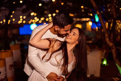 As melhores ideias e inspirações criativas de fotos para ensaio pré wedding na Hamburgueria e Bar Johnny.C - Osasco'