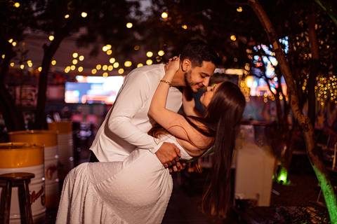 As melhores ideias e inspirações criativas de fotos para ensaio pré wedding na Hamburgueria e Bar Johnny.C - Osasco'