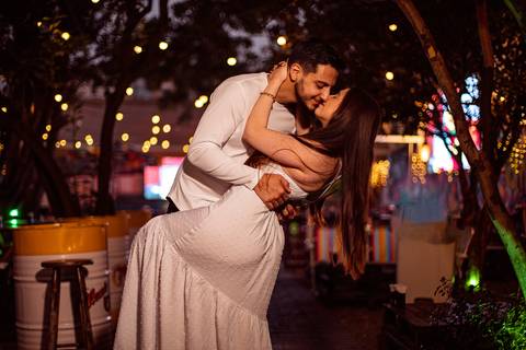 As melhores ideias e inspirações criativas de fotos para ensaio pré wedding na Hamburgueria e Bar Johnny.C - Osasco'