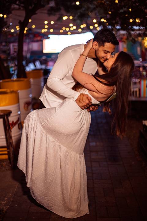 As melhores ideias e inspirações criativas de fotos para ensaio pré wedding na Hamburgueria e Bar Johnny.C - Osasco'