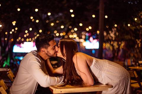 As melhores ideias e inspirações criativas de fotos para ensaio pré wedding na Hamburgueria e Bar Johnny.C - Osasco'