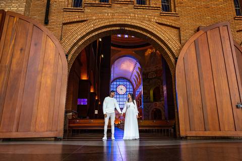 As melhores ideias e inspirações criativas de fotos para ensaio pré wedding em Aparecida do Norte  - Santuário Nacional'