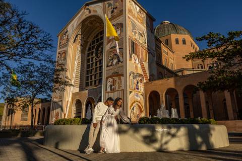 As melhores ideias e inspirações criativas de fotos para ensaio pré wedding em Aparecida do Norte  - Santuário Nacional'