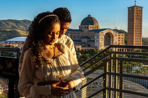 As melhores ideias e inspirações criativas de fotos para ensaio pré wedding em Aparecida do Norte  - Santuário Nacional'