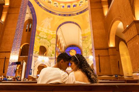 As melhores ideias e inspirações criativas de fotos para ensaio pré wedding em Aparecida do Norte  - Santuário Nacional'