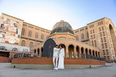 As melhores ideias e inspirações criativas de fotos para ensaio pré wedding em Aparecida do Norte  - Santuário Nacional'