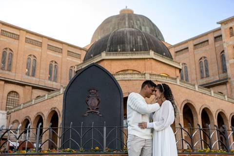 As melhores ideias e inspirações criativas de fotos para ensaio pré wedding em Aparecida do Norte  - Santuário Nacional'