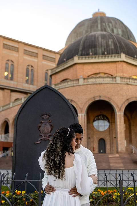 As melhores ideias e inspirações criativas de fotos para ensaio pré wedding em Aparecida do Norte  - Santuário Nacional'