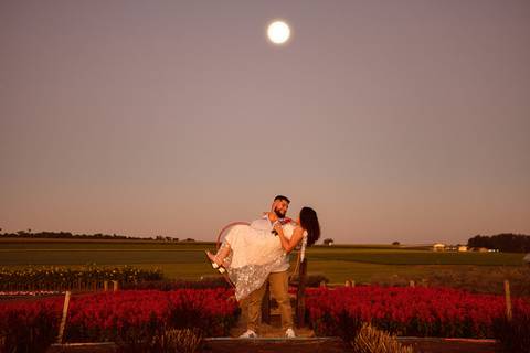 As melhores ideias e inspirações criativas de fotos para ensaio pré wedding na Cidade das Flores - Holambra'