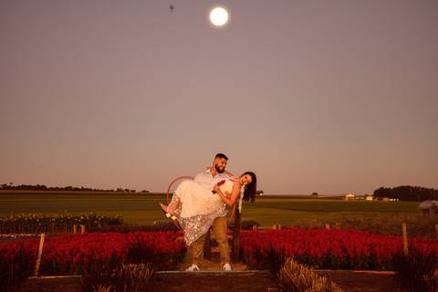 As melhores ideias e inspirações criativas de fotos para ensaio pré wedding na Cidade das Flores - Holambra'