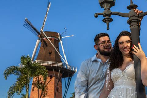 As melhores ideias e inspirações criativas de fotos para ensaio pré wedding na Cidade das Flores - Holambra'