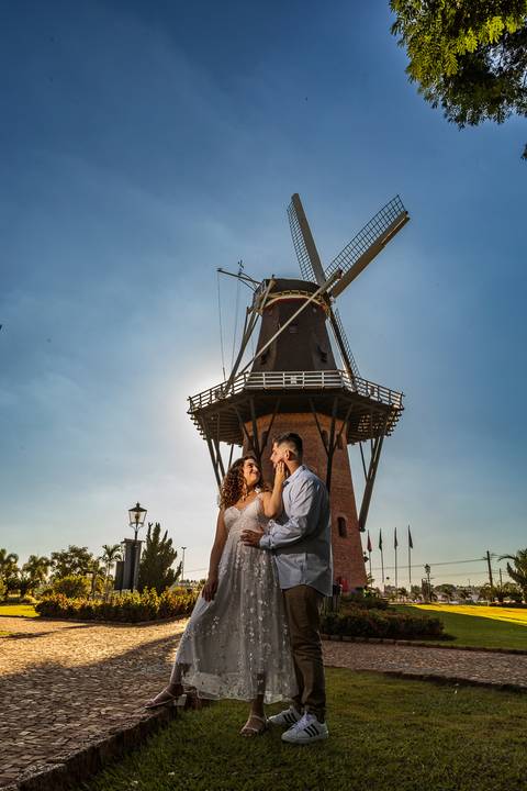 As melhores ideias e inspirações criativas de fotos para ensaio pré wedding na Cidade das Flores - Holambra'