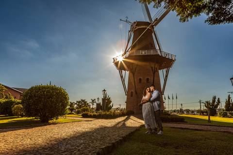 As melhores ideias e inspirações criativas de fotos para ensaio pré wedding na Cidade das Flores - Holambra'