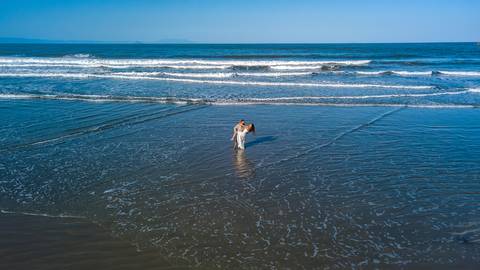 As melhores ideias e inspirações criativas de fotos para ensaio pré wedding na Praia Iporanga - Perequê - Pier - Guarujá'