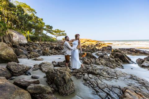 As melhores ideias e inspirações criativas de fotos para ensaio pré wedding na Praia Iporanga - Perequê - Pier - Guarujá'
