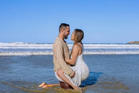 As melhores ideias e inspirações criativas de fotos para ensaio pré wedding na Praia Iporanga - Perequê - Pier - Guarujá'