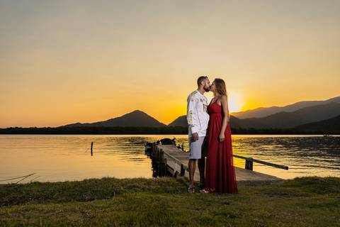 As melhores ideias e inspirações criativas de fotos para ensaio pré wedding na Praia Iporanga - Perequê - Pier - Guarujá'