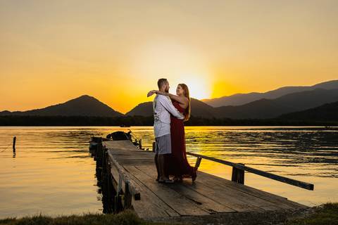 As melhores ideias e inspirações criativas de fotos para ensaio pré wedding na Praia Iporanga - Perequê - Pier - Guarujá'