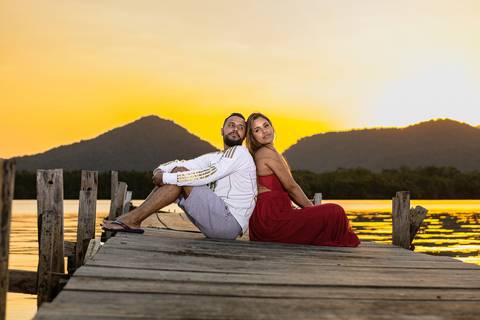 As melhores ideias e inspirações criativas de fotos para ensaio pré wedding na Praia Iporanga - Perequê - Pier - Guarujá'