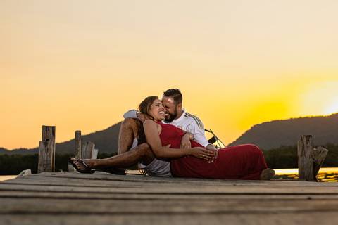 As melhores ideias e inspirações criativas de fotos para ensaio pré wedding na Praia Iporanga - Perequê - Pier - Guarujá'