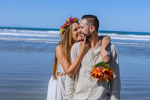 As melhores ideias e inspirações criativas de fotos para ensaio pré wedding na Praia Iporanga - Perequê - Pier - Guarujá'