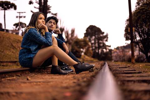 As melhores ideias e inspirações criativas de fotos para ensaio pré wedding na linha do trem em Campos do Jordão - SP'