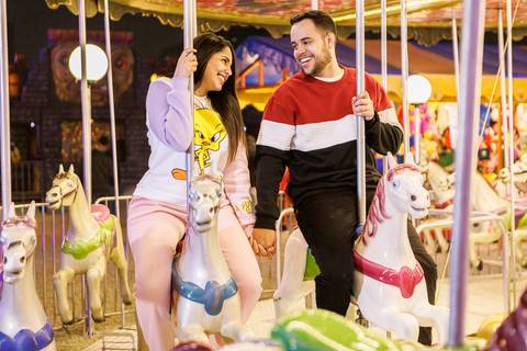 As melhores ideias e inspirações criativas de fotos para ensaio pré wedding no Parque de Diversões'