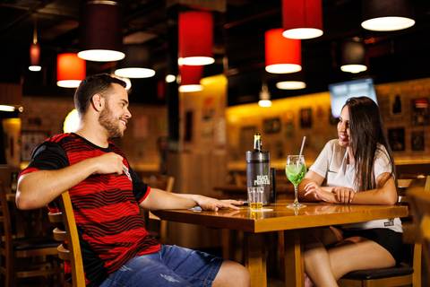 As melhores ideias e inspirações criativas de fotos para ensaio pré wedding no Bar Baixo Alpha'