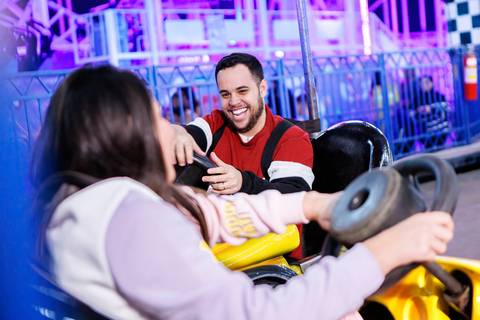 As melhores ideias e inspirações criativas de fotos para ensaio pré wedding no Parque de Diversões'