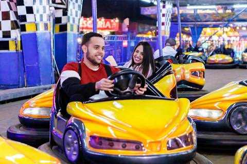 As melhores ideias e inspirações criativas de fotos para ensaio pré wedding no Parque de Diversões'