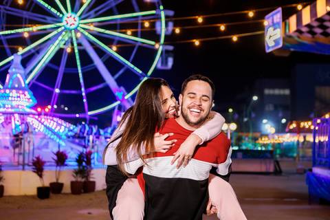 As melhores ideias e inspirações criativas de fotos para ensaio pré wedding no Parque de Diversões'
