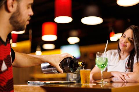 As melhores ideias e inspirações criativas de fotos para ensaio pré wedding no Bar Baixo Alpha'