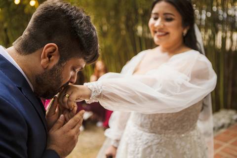 As melhores ideias e inspirações criativas colocando a aliança na mão da noiva na cerimônia no Espaço La Forêt - São Roque'