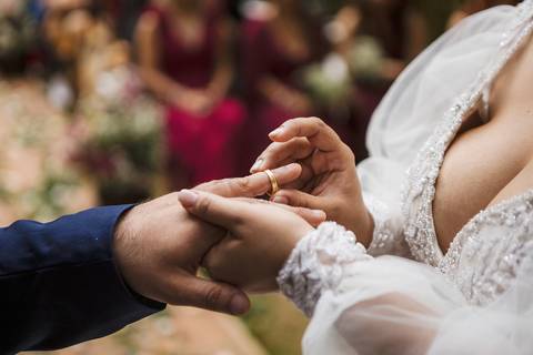As melhores ideias e inspirações criativas colocando a aliança na mão do noivo na cerimônia no Espaço La Forêt - São Roque'
