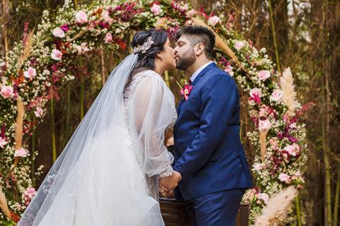 As melhores ideias e inspirações criativas do beijo dos noivos no encerramento da cerimônia no Espaço La Forêt - São Roque'