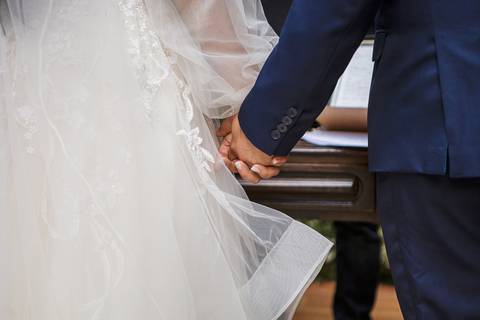 As melhores ideias e inspirações criativas dos noivos dando as mãos na cerimônia no Espaço La Forêt - São Roque'