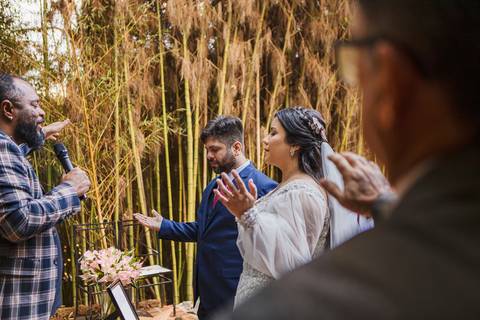 As melhores ideias e inspirações criativas dos noivos horando na cerimônia no Espaço La Forêt - São Roque'