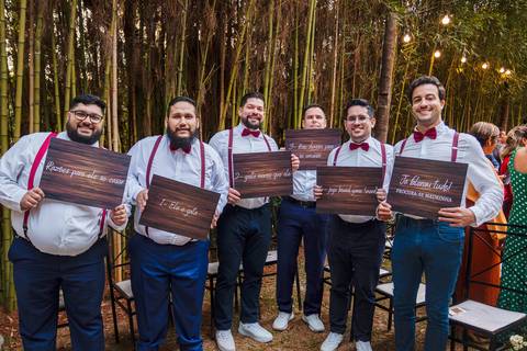 As melhores ideias e inspirações criativas dos padrinhos segurando as placas  na cerimônia no Espaço La Forêt - São Roque'