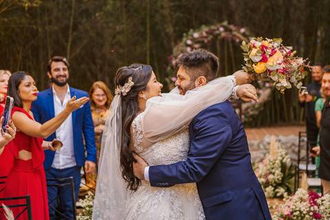 As melhores ideias e inspirações criativas do beijo dos noivos no encerramento da cerimônia no Espaço La Forêt - São Roque'