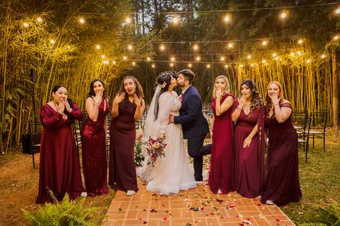 As melhores ideias e inspirações criativas dos noivos com as madrinhas no Espaço La Forêt - São Roque'