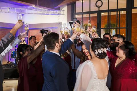 As melhores ideias e inspirações criativas dos noivos brindando com os padrinhos na recepção do Espaço La Forêt - São Roque'