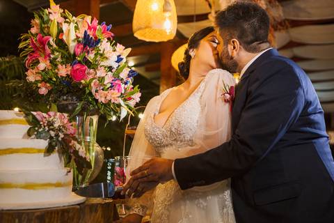 As melhores ideias e inspirações criativas dos noivos cortando o bolo na recepção do Espaço La Forêt - São Roque'