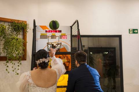 As melhores ideias e inspirações criativas dos noivos jogando na recepção do Espaço La Forêt - São Roque'