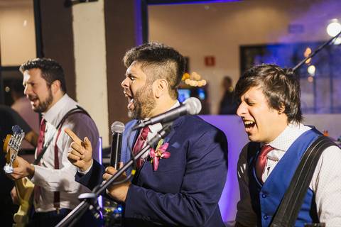 As melhores ideias e inspirações criativas do noivo curtindo músicas com a banda e amigos na recepção do Espaço La Forêt - São Roque'