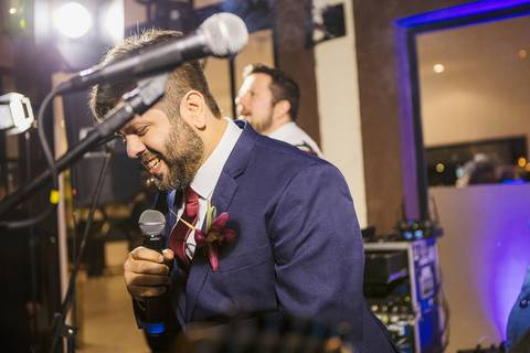 As melhores ideias e inspirações criativas do noivo curtindo músicas com a banda e amigos na recepção do Espaço La Forêt - São Roque'