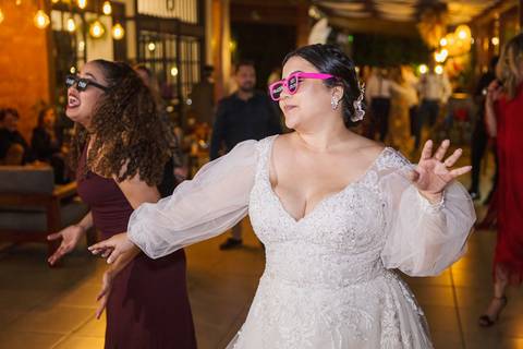 As melhores ideias e inspirações criativas da noiva curtindo músicas  na recepção do Espaço La Forêt - São Roque'