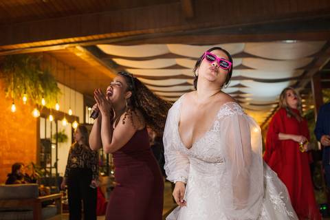 As melhores ideias e inspirações criativas da noiva curtindo músicas  na recepção do Espaço La Forêt - São Roque'