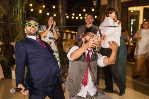 As melhores ideias e inspirações criativas do noivo curtindo músicas  na recepção do Espaço La Forêt - São Roque'