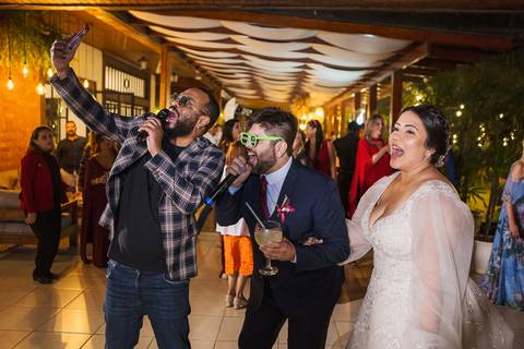 As melhores ideias e inspirações criativas dos noivos curtindo músicas com a banda e amigos na recepção do Espaço La Forêt - São Roque'